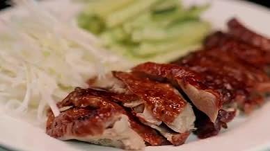 4K实拍北京特色美食之北京烤鸭视频素材视频的预览图